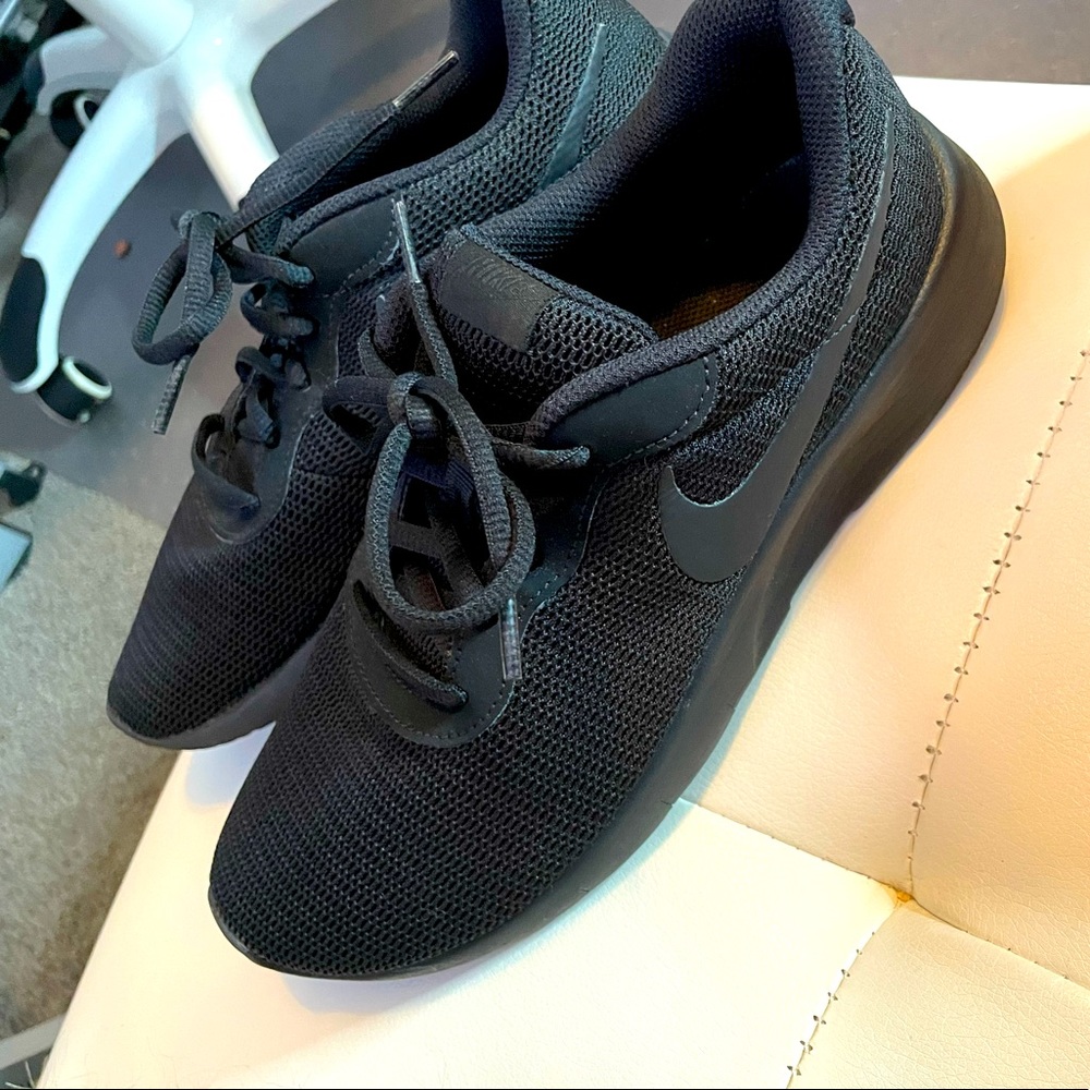 Comfortable Black Nike Sneakers!